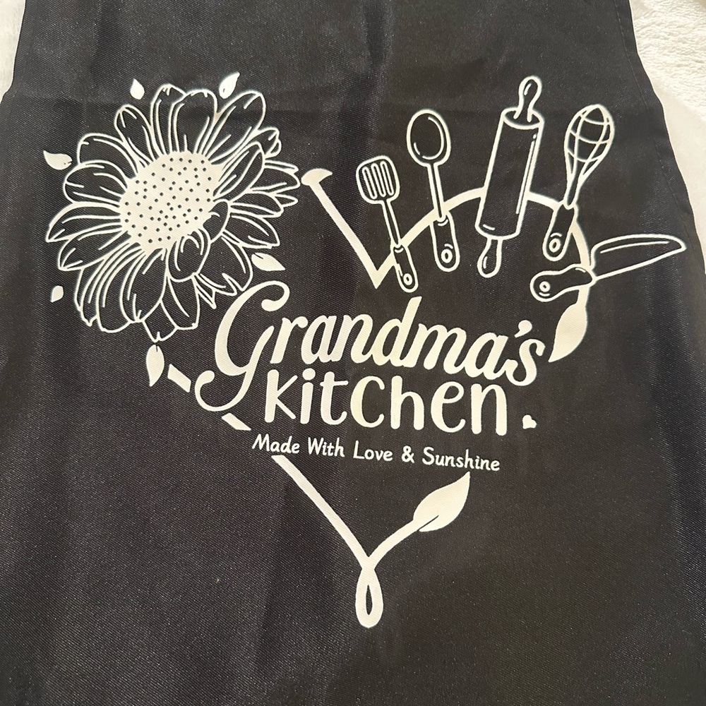 Grandma’s Kitchen black Apron. Front pocket. NWOT - Picture 2 of 4